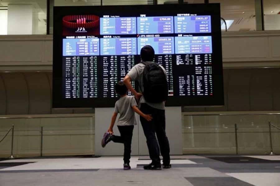 Southeast Asian stocks fall in lacklustre trading