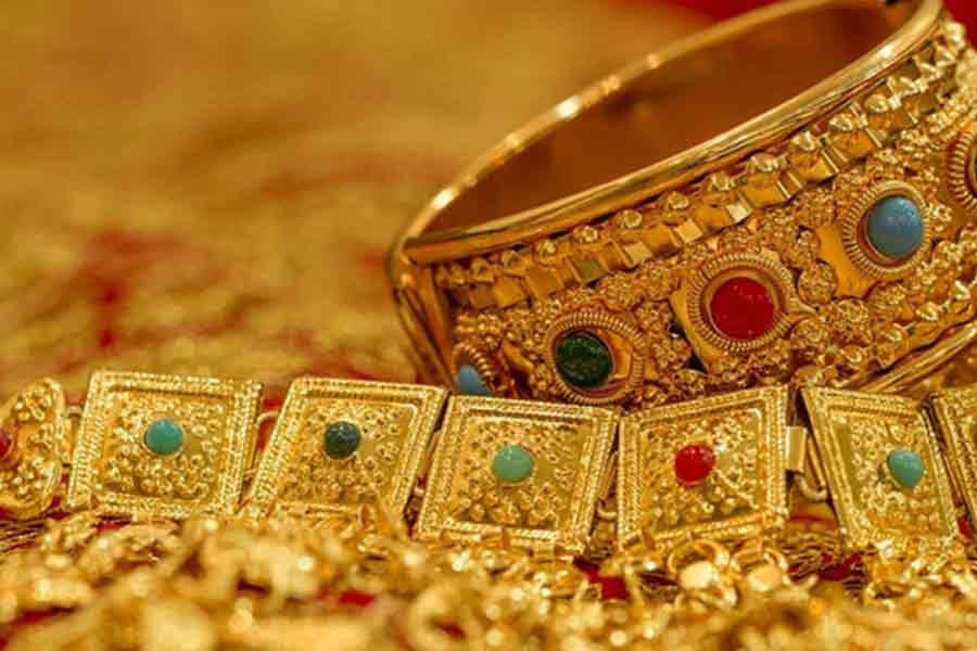 Gold prices decrease slightly 