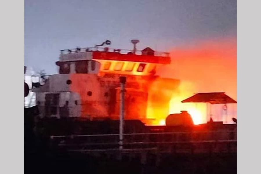 Eight injured as oil tanker catches fire in Narayanganj