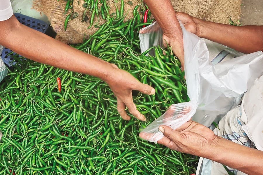 Green chilli price hits Tk 320 a kg, veggies get dearer also