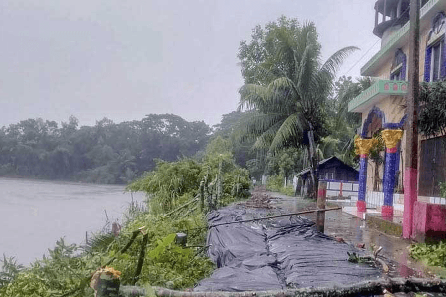 Over 34,000 affected by floods in Feni, many start leaving shelters