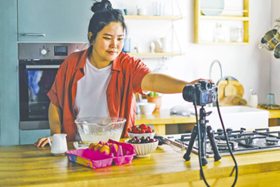 How people are earning by monetising their daily activities into vlogs