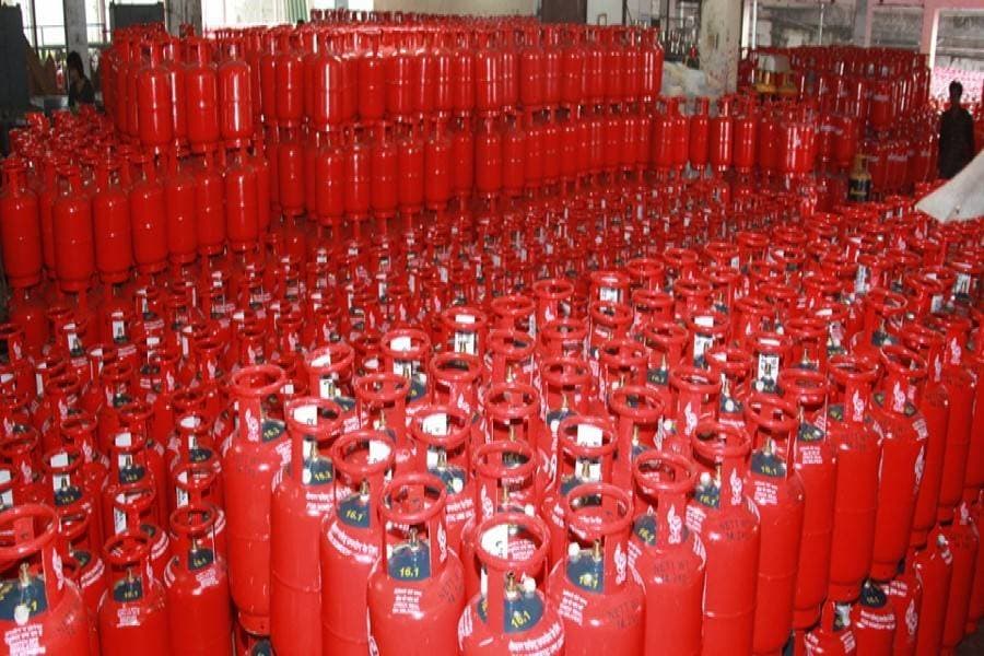 Retailers flout LPG price cap, charge Tk 150-200 more despite BERC order