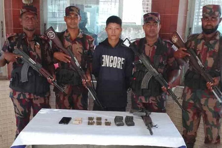 ‘Arakan Army’s Bangladeshi member’ surrenders to BGB after fleeing Myanmar