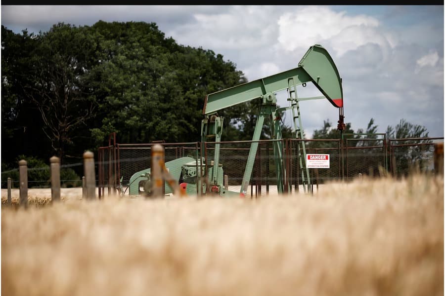 Oil climbs on supply risks; weak fundamentals weigh