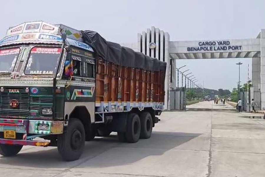 Onion import through Benapole Port resumes after 2.5 years