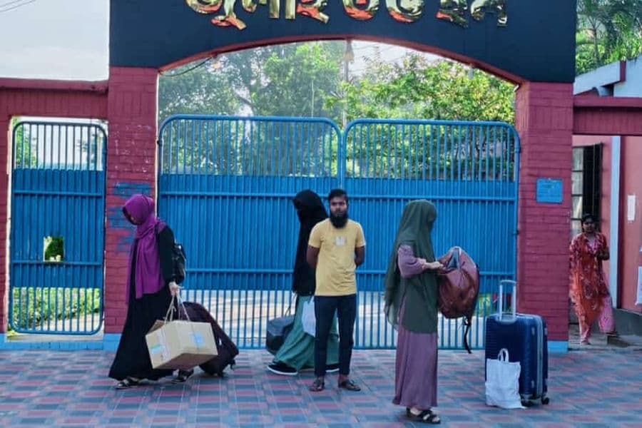 হল ছাড়ছেন বাকৃবির শিক্ষার্থীরা