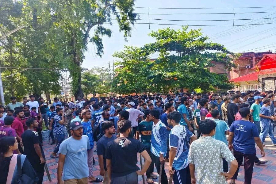বাকৃবিতে হল ছাড়ার নির্দেশনা প্রত্যাহার করে শিক্ষার্থীদের বিক্ষোভ মিছিল