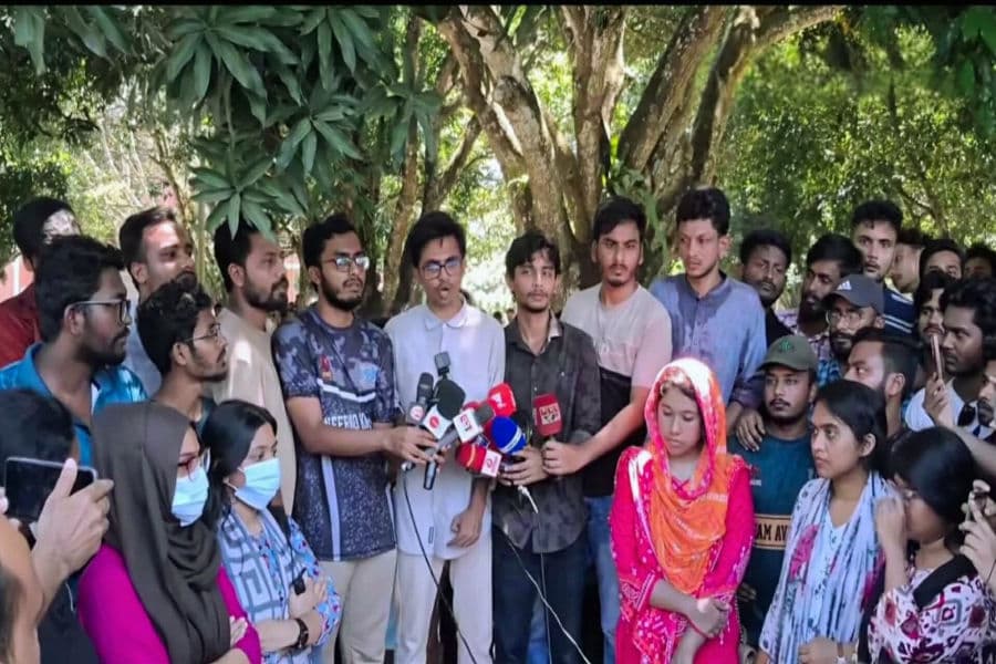 বাকৃবির অস্থিতিশীল পরিস্থিতি: প্রক্টোরিয়াল বডিকে পদত্যাগসহ ছয় দফা দাবি বাকৃবি শিক্ষার্থীর