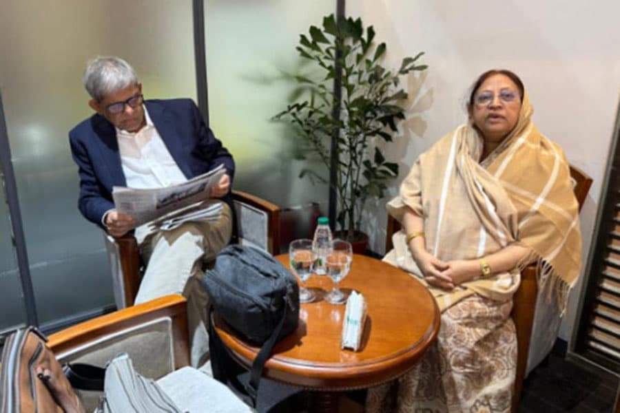 Mirza Fakhrul off to Singapore for wife's treatment