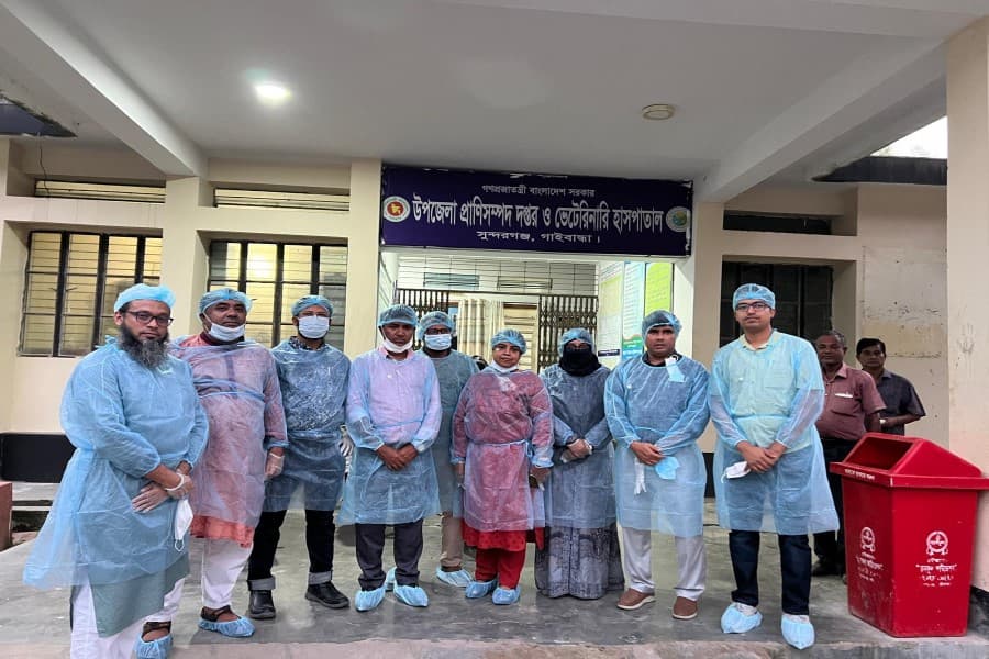 অ্যানথ্রাক্স আক্রান্ত গাইবান্ধায় সরেজমিনে বাকৃবি গবেষক দল