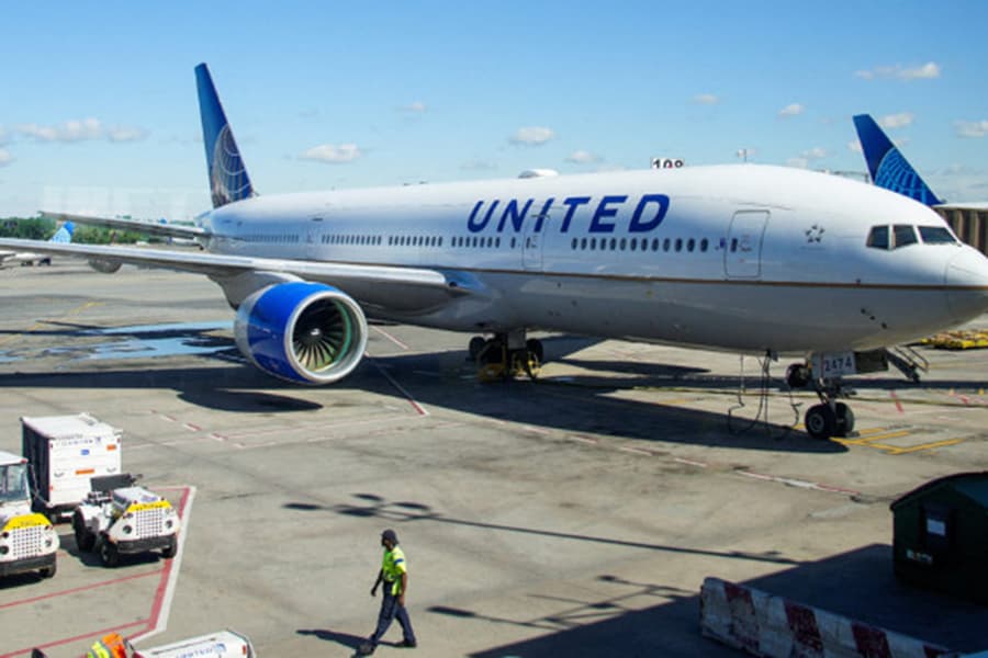 United Airlines forecasts highest-ever quarterly revenue