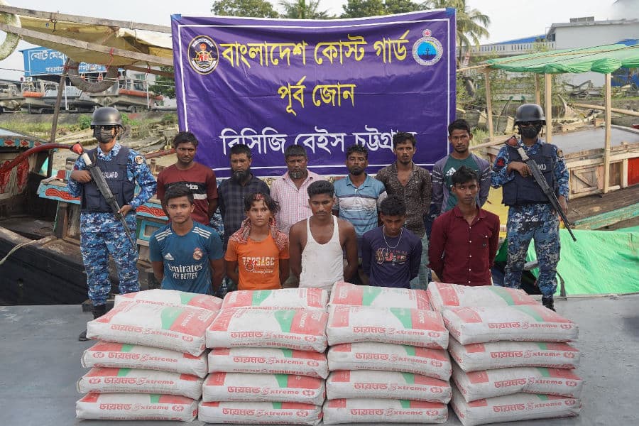 মাদকের বিনিময়ে মিয়ানমারে সিমেন্ট পাচারকালে আটক ১১