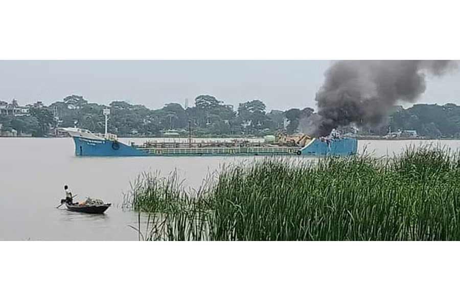 Oil tanker catches fire after blast in Jhalakathi; 5 burnt, 4 missing