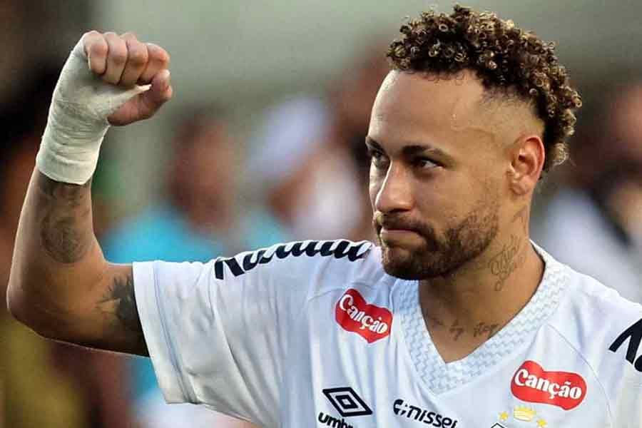 Neymar undergoes successful knee surgery