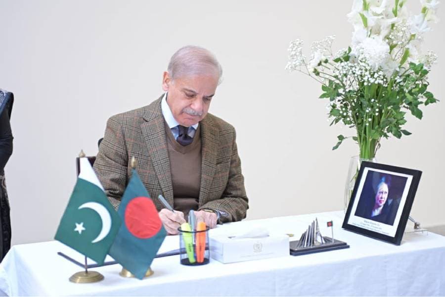 Pakistan PM pays tribute to Khaleda Zia at Bangladesh mission