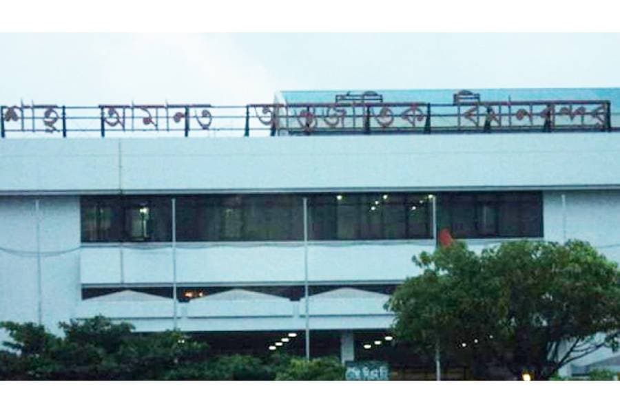 Vehicles, visitors barred from Shah Amanat International Airport terminal over security concerns