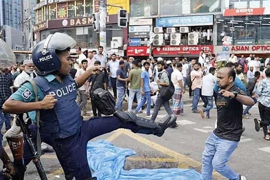 Traders clash with cops over closure of Gulshan market