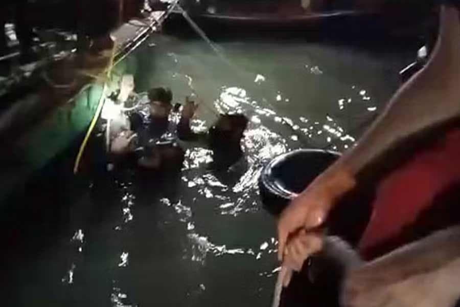 Sunken vessel pulled out of Buriganga River after 9 hours