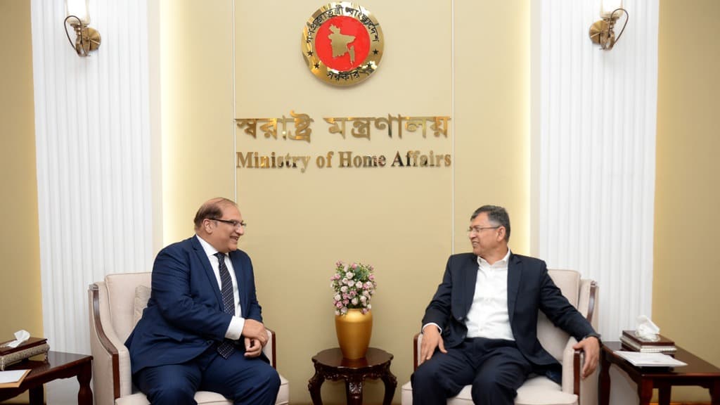 Pakistan high commissioner meets Home Minister Salahuddin Ahmed