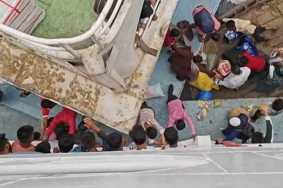 One dies as two launches collide with trawler at Sadarghat
