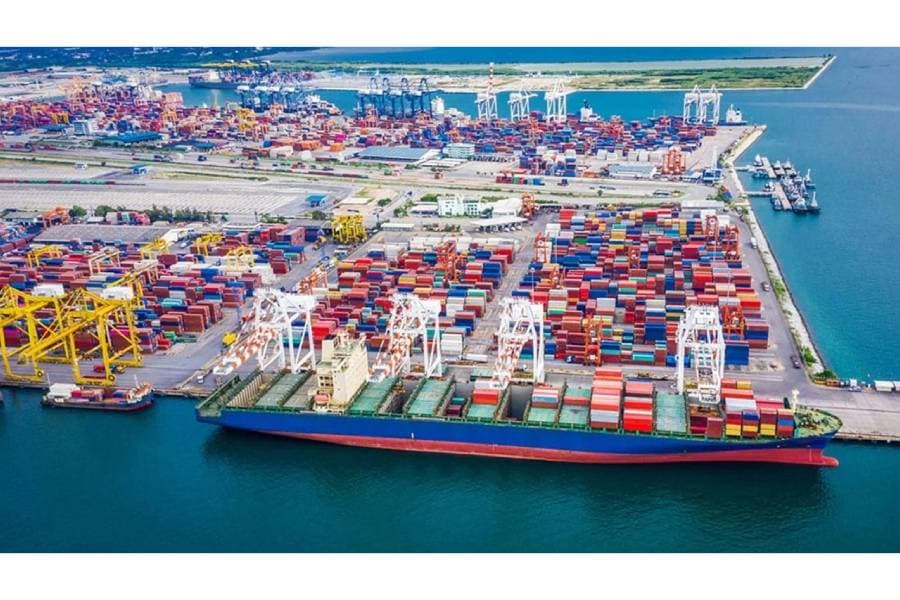 25 ships unload fuel at Ctg port in 22 days of March