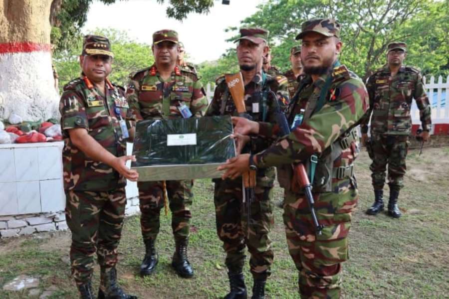 Army chief visits army camps in CHT