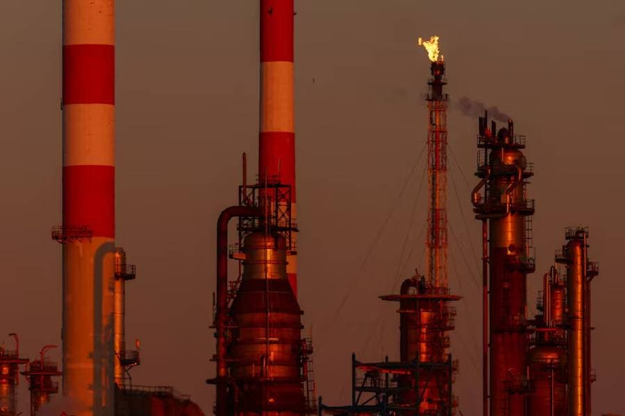 Oil prices to rise further on Monday as Mideast war escalates