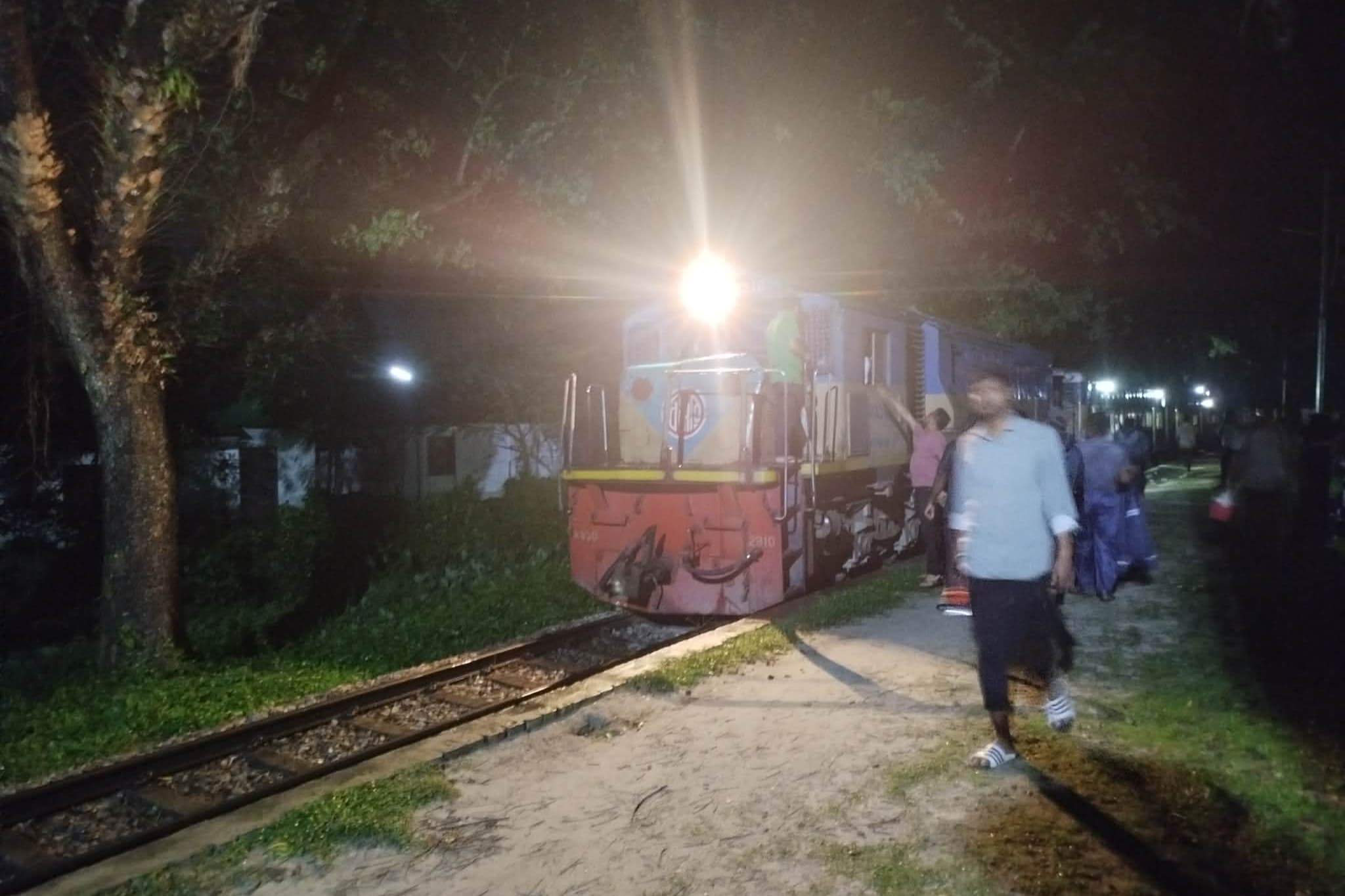 Dhaka-Mymensingh rail services resume two hours after tree falls on tracks