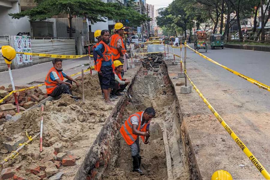 Paltan–Ramna traffic grinds to halt over road excavation