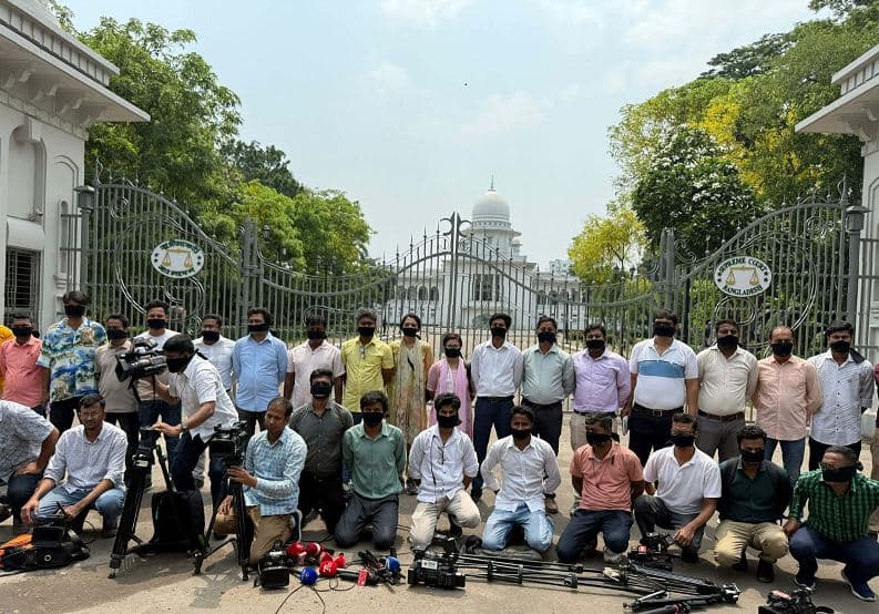 Journalists stage protest on World Press Freedom Day, demand courtroom access