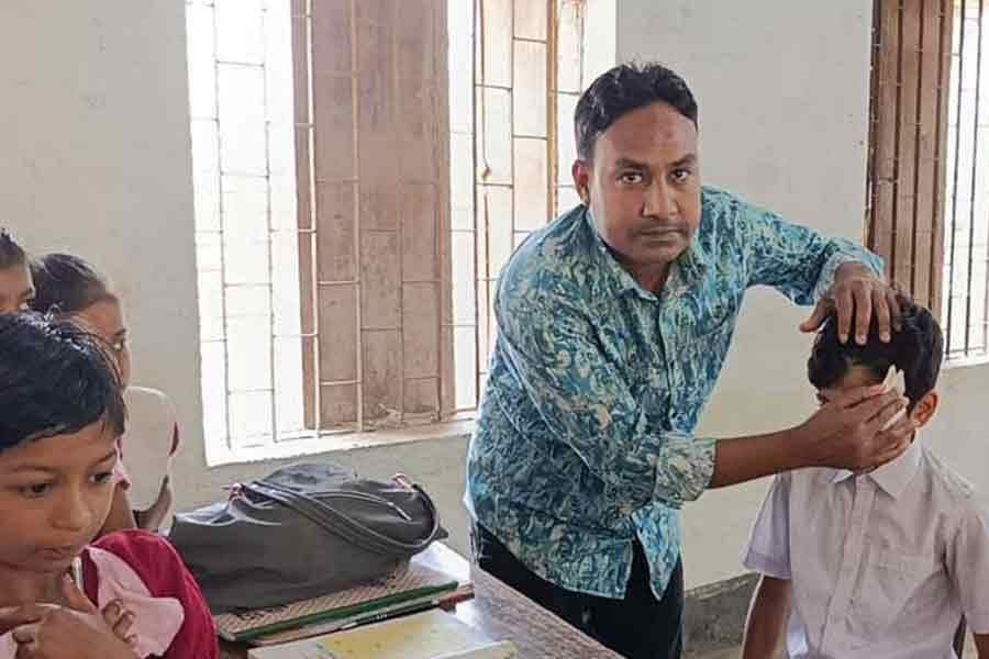 Ceiling fan crashes during class in Fatullah school, five students injured