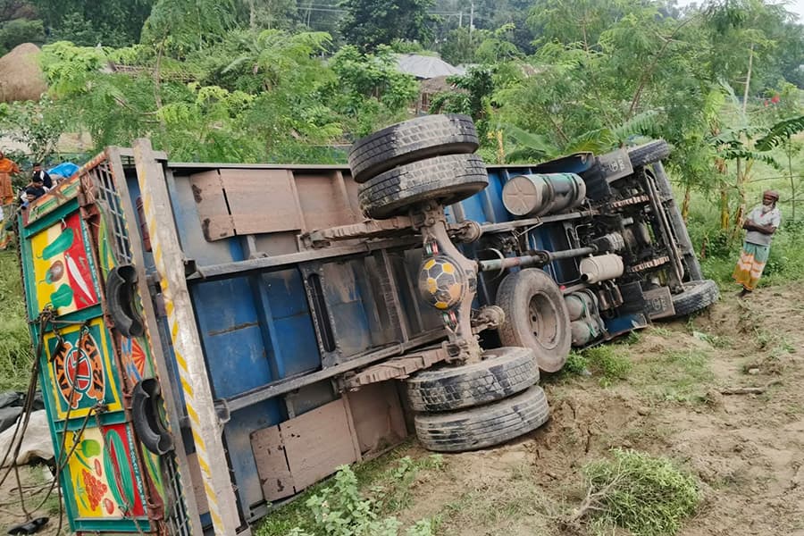 15 dead as truck carrying Eid travellers overturns on Dhaka-Tangail highway