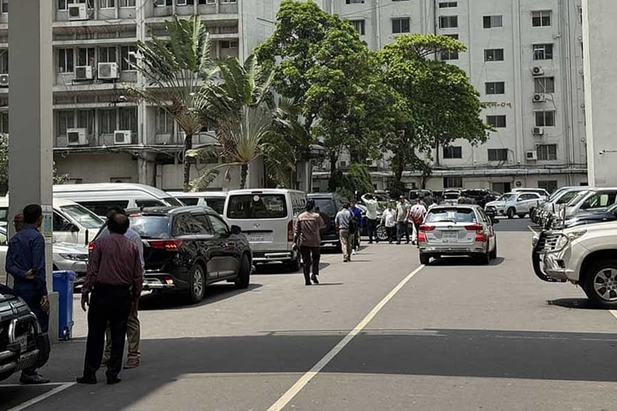 Govt employees resume office after long Eid holiday