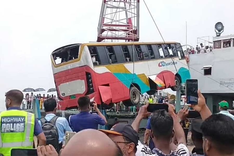 Bus that plunged into Padma River at Daulatdia recovered, no casualties reported