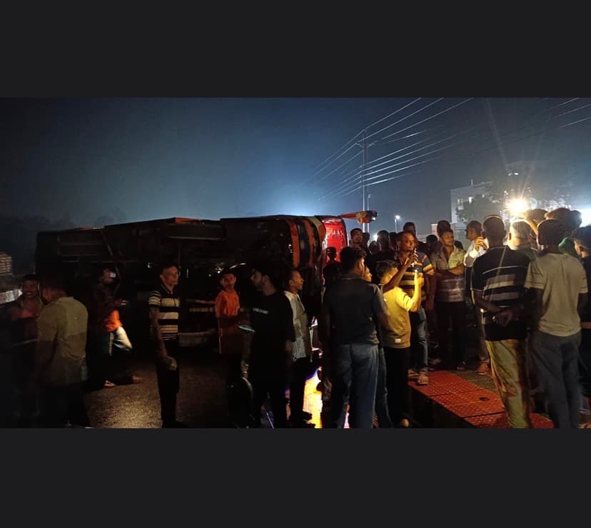 20 hurt as bus overturns in Narail