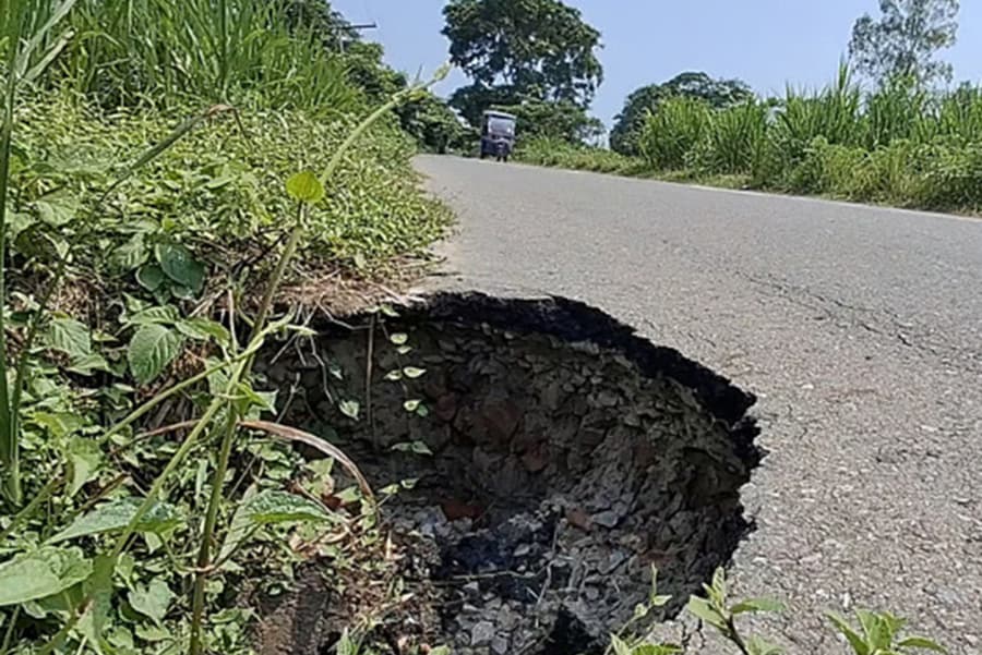 Over 100 potholes put Chandpur embankment at risk
