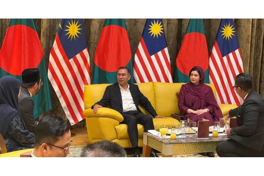 PM arrives in Malaysia on first official overseas visit