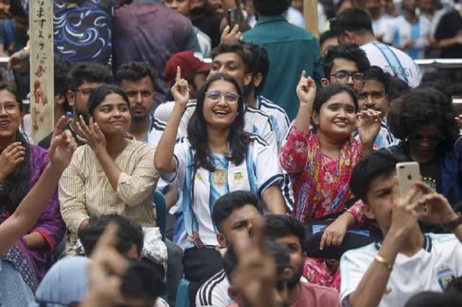 Women have to prove their love for football, while men don't