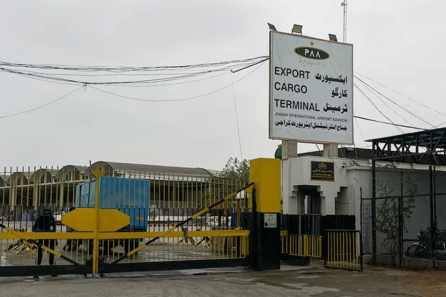 Pakistani rescuers scour waters for cargo plane missing off Karachi coast