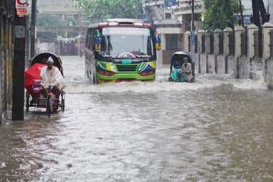Heavy downpour inundates Dhaka markets