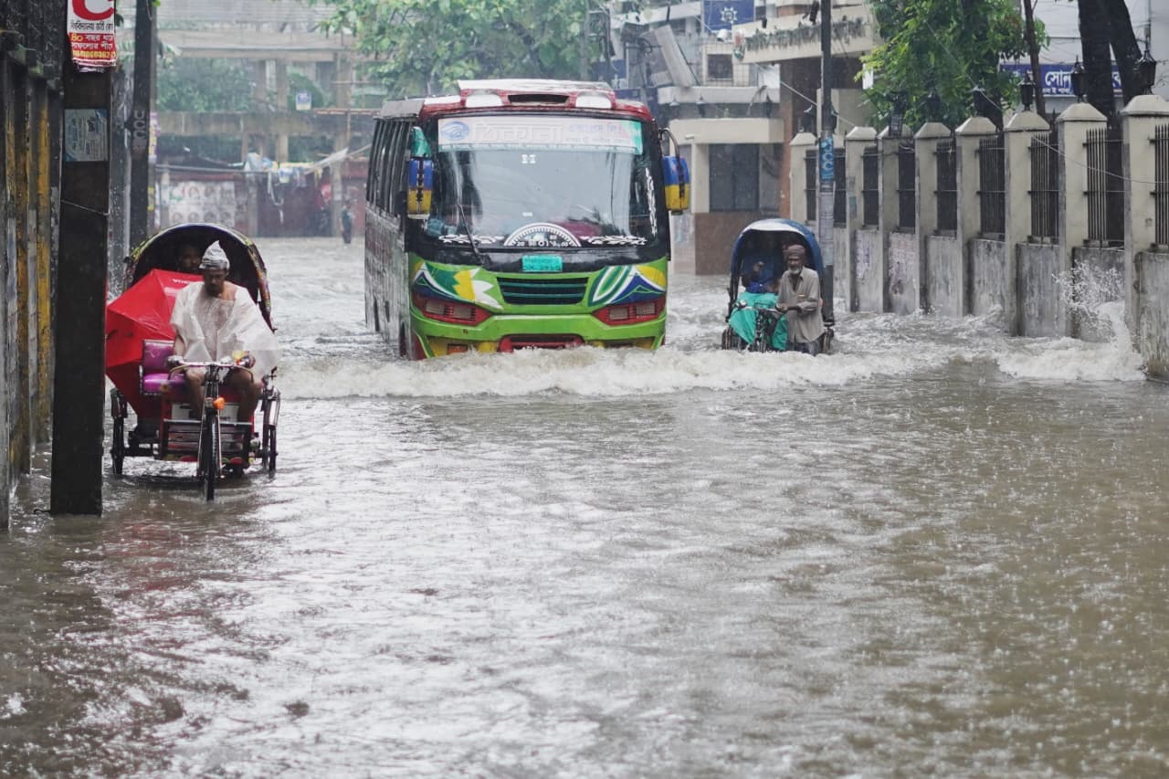 Heavy downpour inundates Dhaka markets