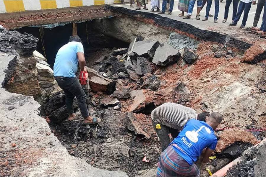 WASA pipe leak triggers Narinda road collapse, repairs to take ‘a week’