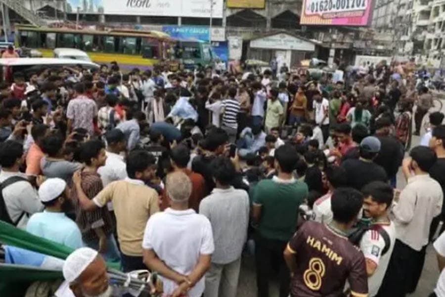 Students block roads demanding education minister's resignation
