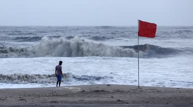 Maritime ports asked to hoist cautionary signal No 3