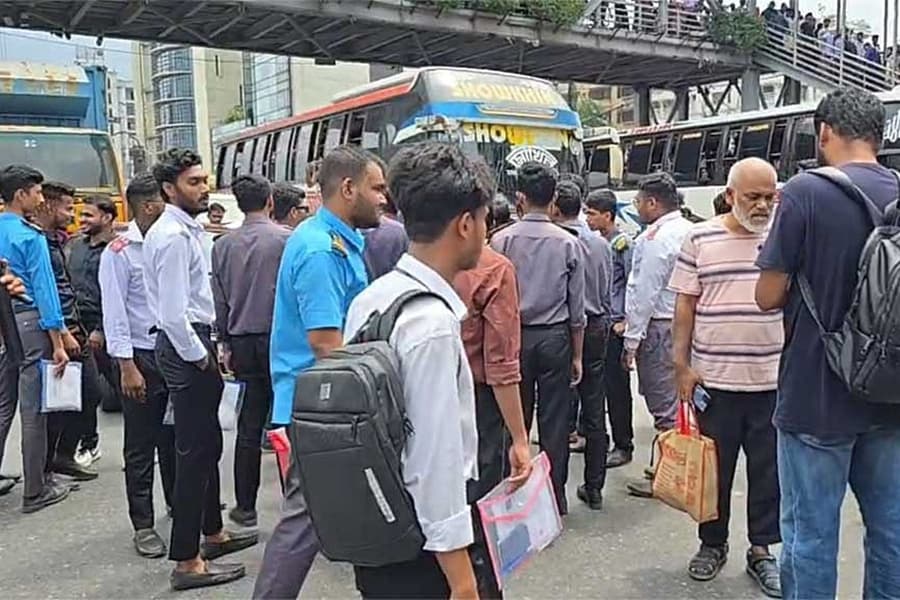 HSC examinees block road in Uttara as part of ‘long march to education ministry’
