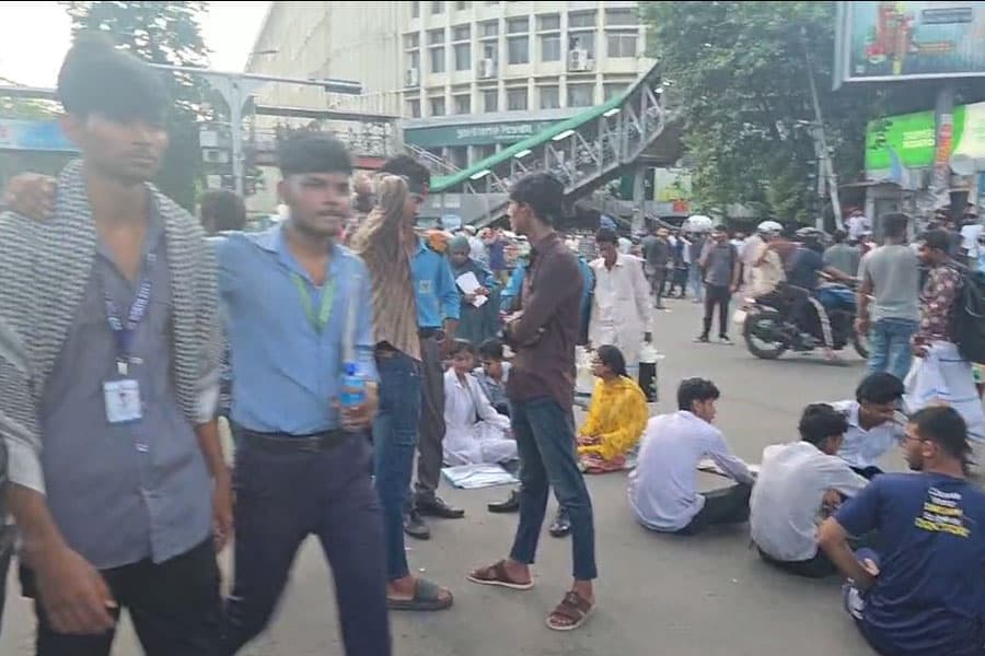 Shahbagh traffic resumes as students lift blockade, issuing ultimatum for education minister to resign