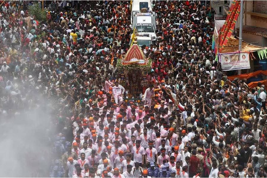 At least one dead, 100 injured in crush at Indian chariot festival