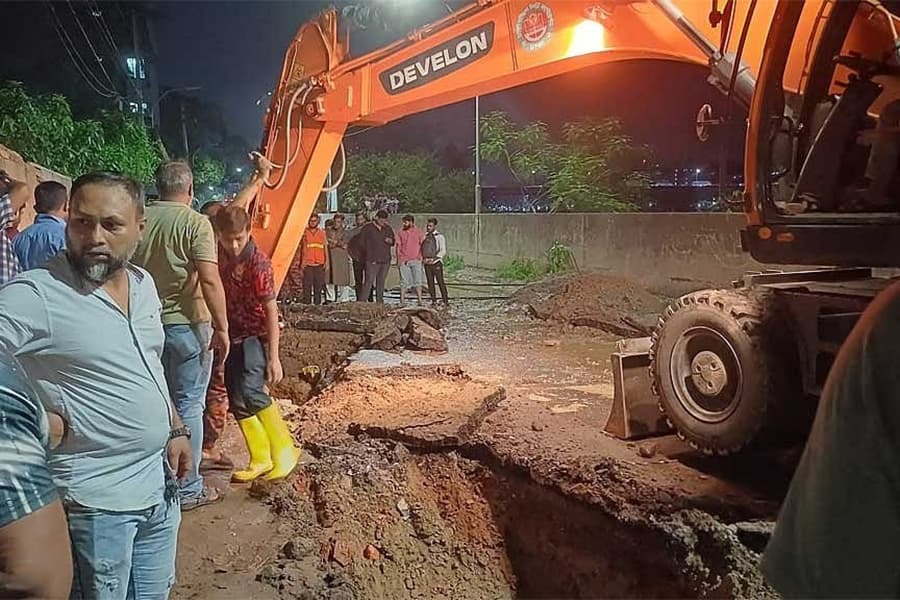 Search on for cleaner who went missing in Old Dhaka drain 24 hours ago