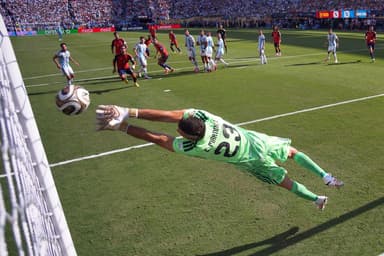 World Cup final between 10-man Argentina and Spain goes to extra time